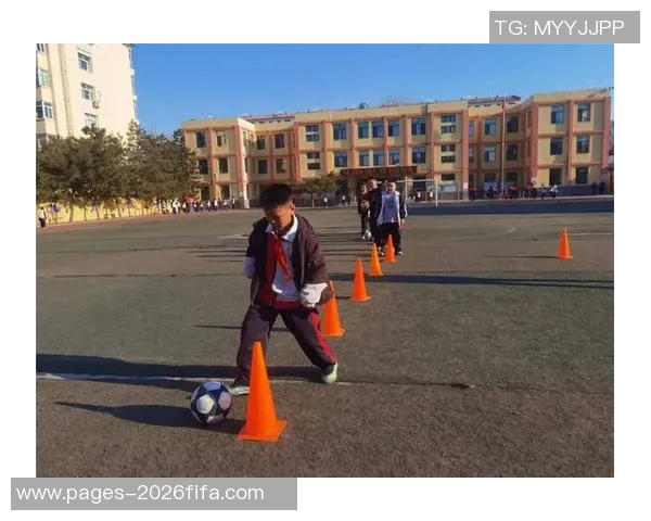 课间十分的欢声笑语与足球的激情碰撞在校园里绽放出青春的活力与友谊的火花